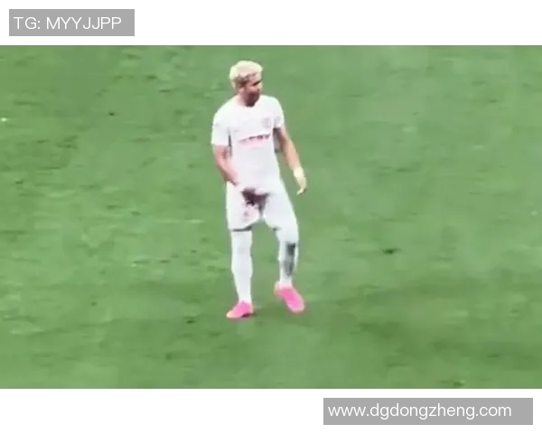 足球明星在采访中亲吻球迷瞬间引发热议与感动