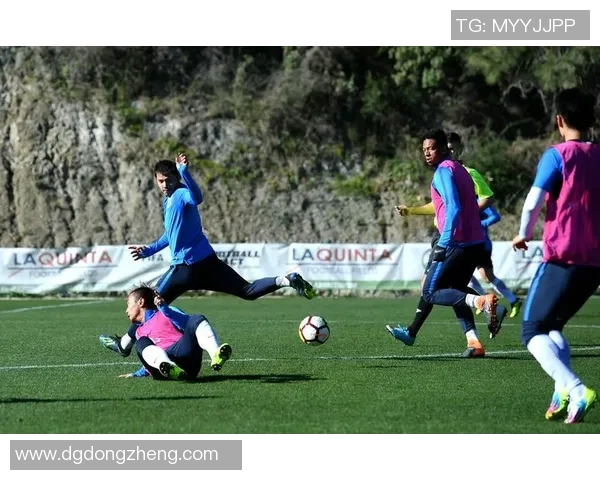 足球明星随机采访揭秘他们的职业生涯与个人生活趣事 足球明星随机采访揭秘他们的职业生涯与个人生活趣事